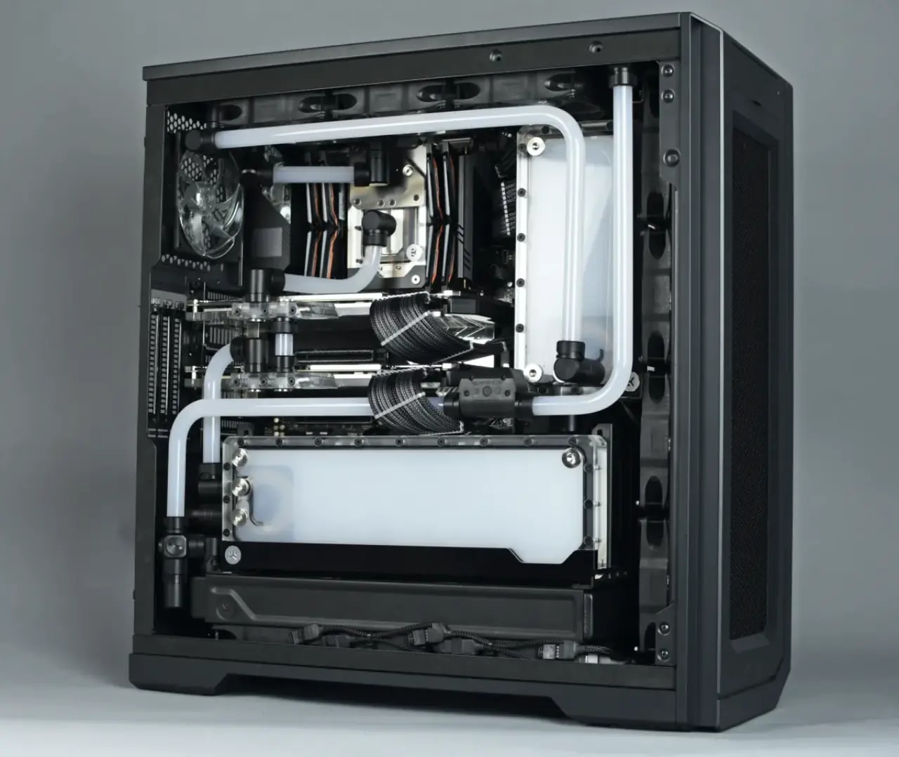 Phanteks Enthoo Pro - Featured