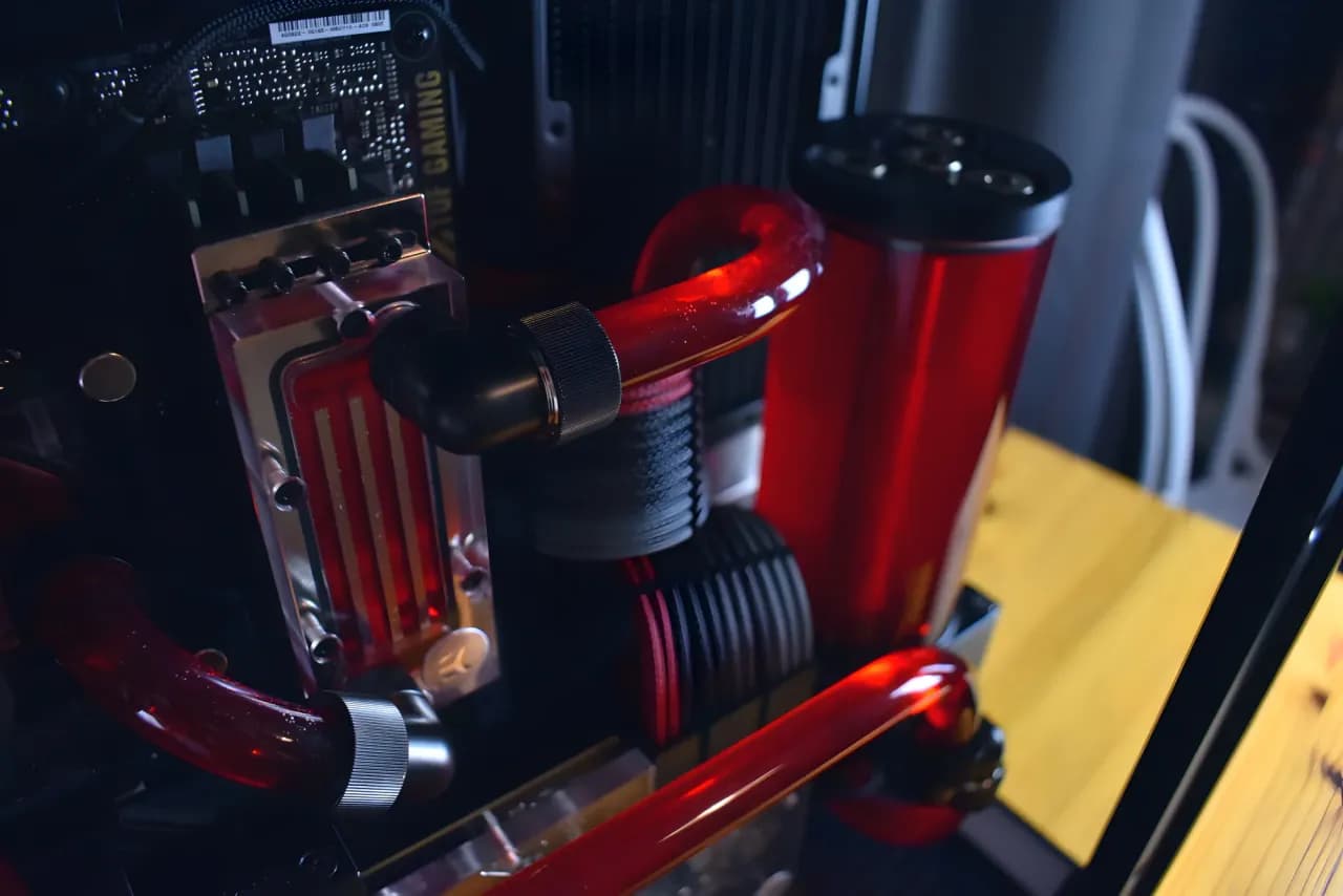 Custom loop z czerwonym płynem i rurkami hardline w obudowie Lian Li O11 Dynamic XL
