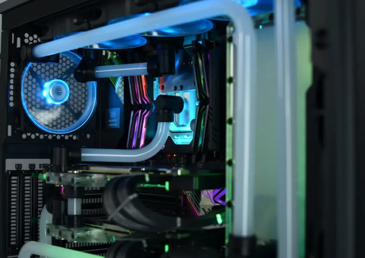 Rezerwuar i rurki hardline custom loopa w obudowie Phanteks Enthoo Pro